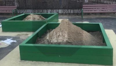 У Москві влаштували 'війну' з дитячою пісочницею, пофарбованою в кольори прапора України У Москві влаштували 'війну' з дитячою пісочницею, пофарбованою в кольори прапора України