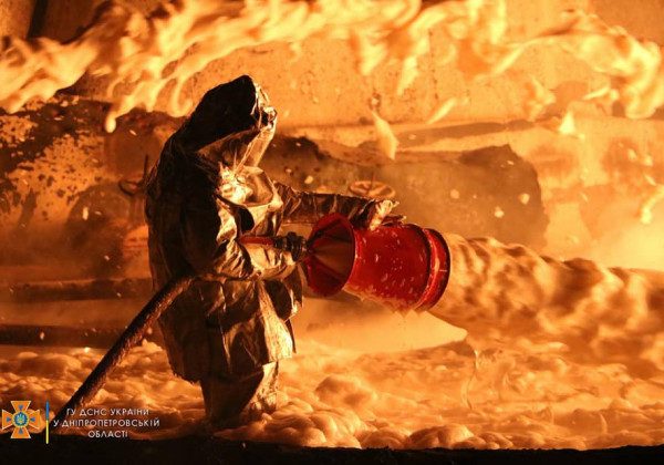 Вночі Росія обстріляла Дніпропетровщину: спалахнула жахлива пожежа, знищено нафтобазу