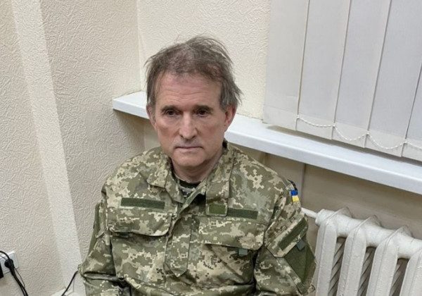 "Вова, я в полоні, забери мене якось": Мережа вибухнула мемами після затримання Медведчука