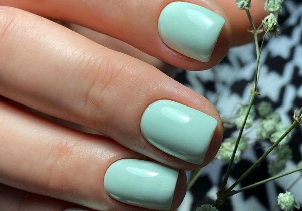 Стильний манікюр весна 2022 на короткі нігті, що надихає