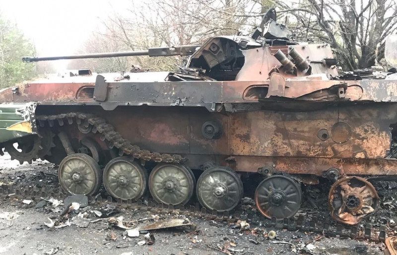 Врага сожгли вместе с техникой: ВСУ освобождают пригород Чернигова