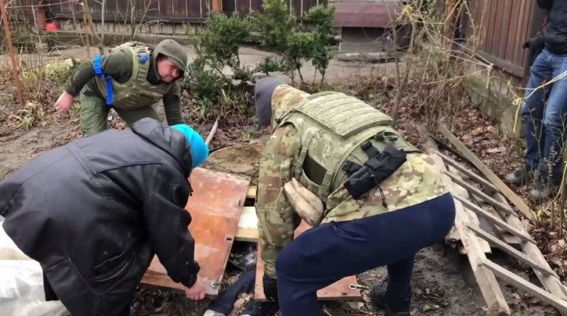 Сделала могилку во дворе: в Буче матери пришлось хоронить жестоко убитую россиянами дочь