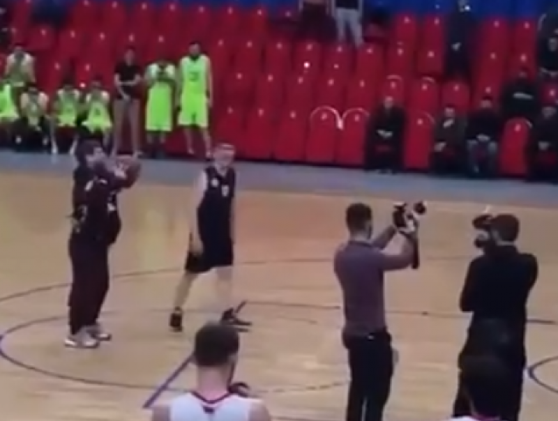 Грозился "взять" Киев, но не смог совладать с мячом: Кадыров опозорился на баскетбольном матче