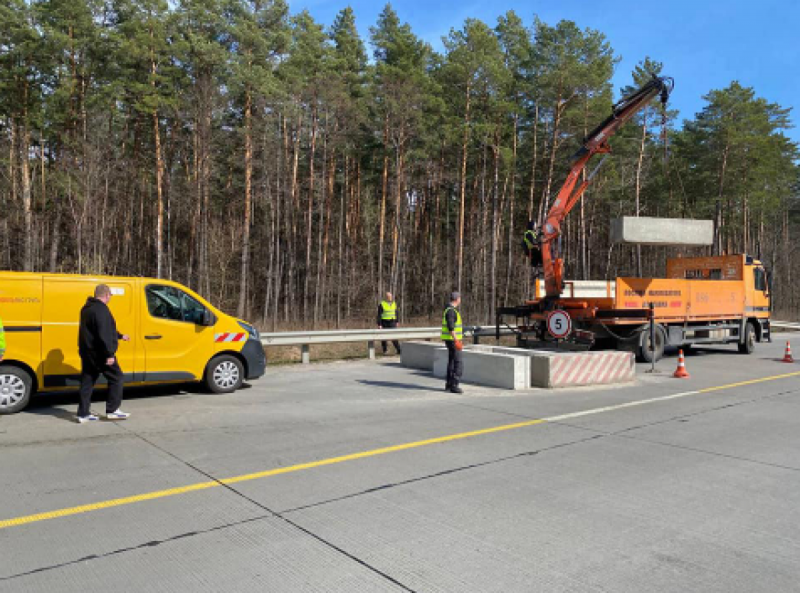 На Житомирщині прибирають несанкціоновані перешкоди з доріг державного значення