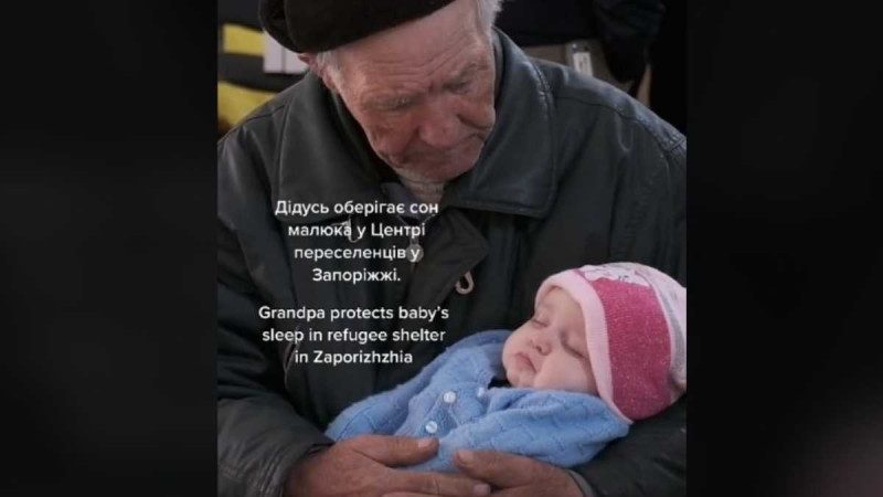 "Невозможно смотреть без слез": украинцев растрогал дедушка-беженец со спящим малышом на руках