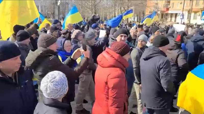 Вооруженные орки пятились назад: в оккупированном Херсоне прошел мощный проукраинский митинг