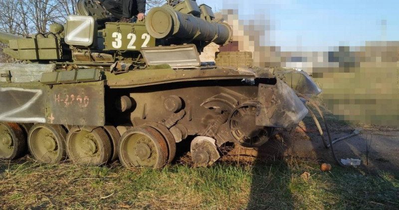 Теперь будет служить ВСУ: украинские бойцы захватили "российскую гордость" – танк Т-80