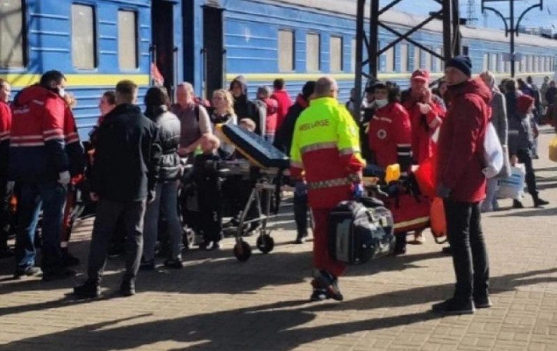 "Девочка осталась без ног, мальчик - без руки": медики спасают детей, пострадавших от русской ракеты в Краматорске