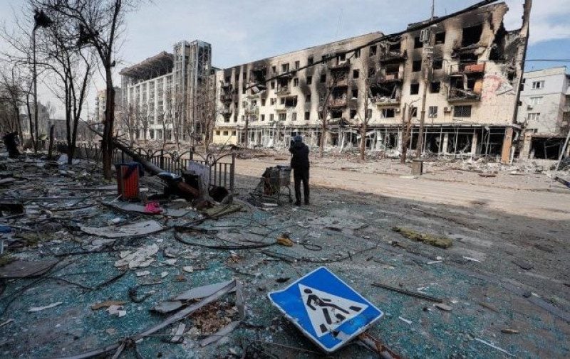 Окупанти перетворюють Маріуполь на "трудовий табір": люди працюють за їжу