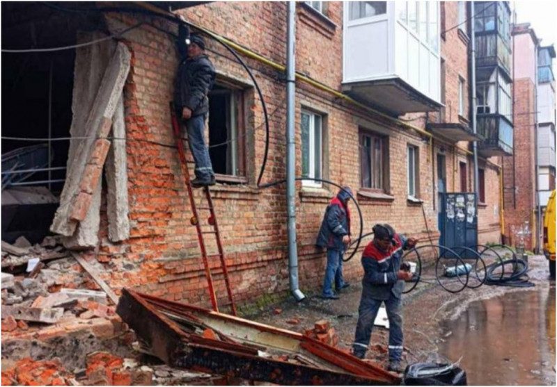 В Харьковской области восстанавливают электроснабжение, ремонтируют трубопроводы и убирают улицы