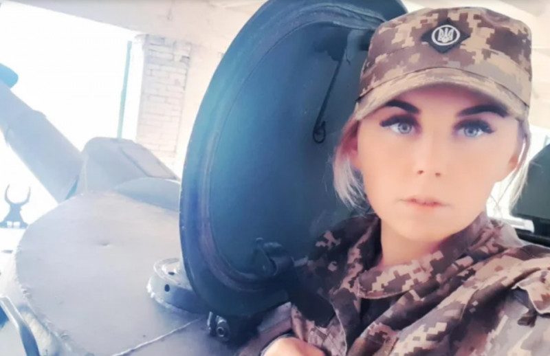 Рашистов гоняет в хвост и в гриву: наводчик САУ "Принцеска" стала звездой TikTok