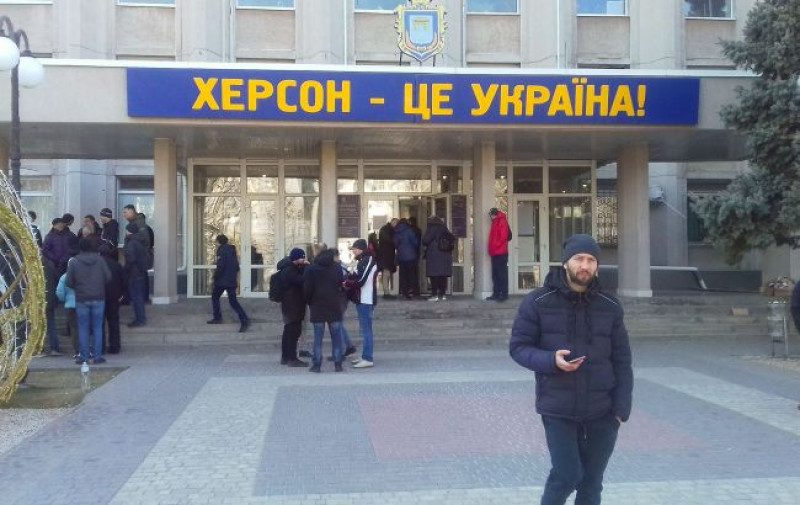 Враг принудительно выселяет всех жителей поселка в Херсонской области