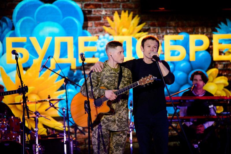 3-летняя звезда соцсетей и участник Голоса кріїни-12 спели с группой Океан Эльзы в киевском метро