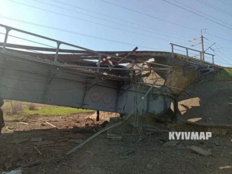 На Запорожье взорвали мост, которым оккупанты возили технику из Крыма: у россиян началась паника