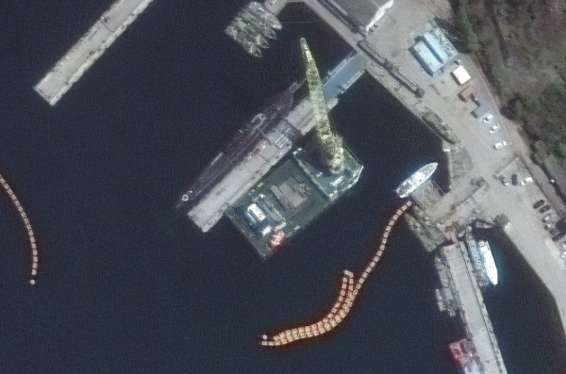 Удары Калибрами по мирным жителям: в Севастополе загружают ракеты на подлодки РФ