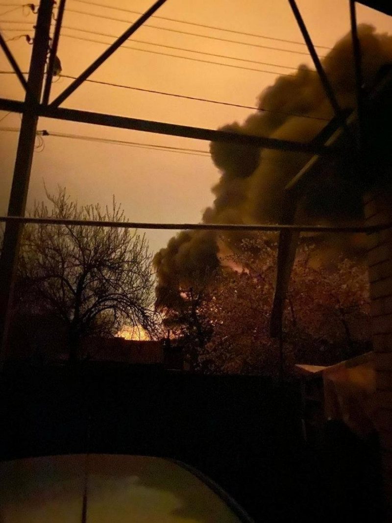 Вночі окупанти вдарили по Харкову, спалахнула потужна пожежа