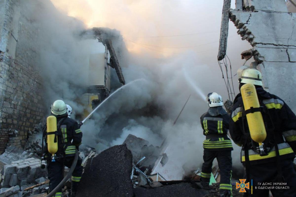 Окупанти влучили ракетою в гуртожиток в Одесі Окупанти влучили ракетою в гуртожиток в Одесі