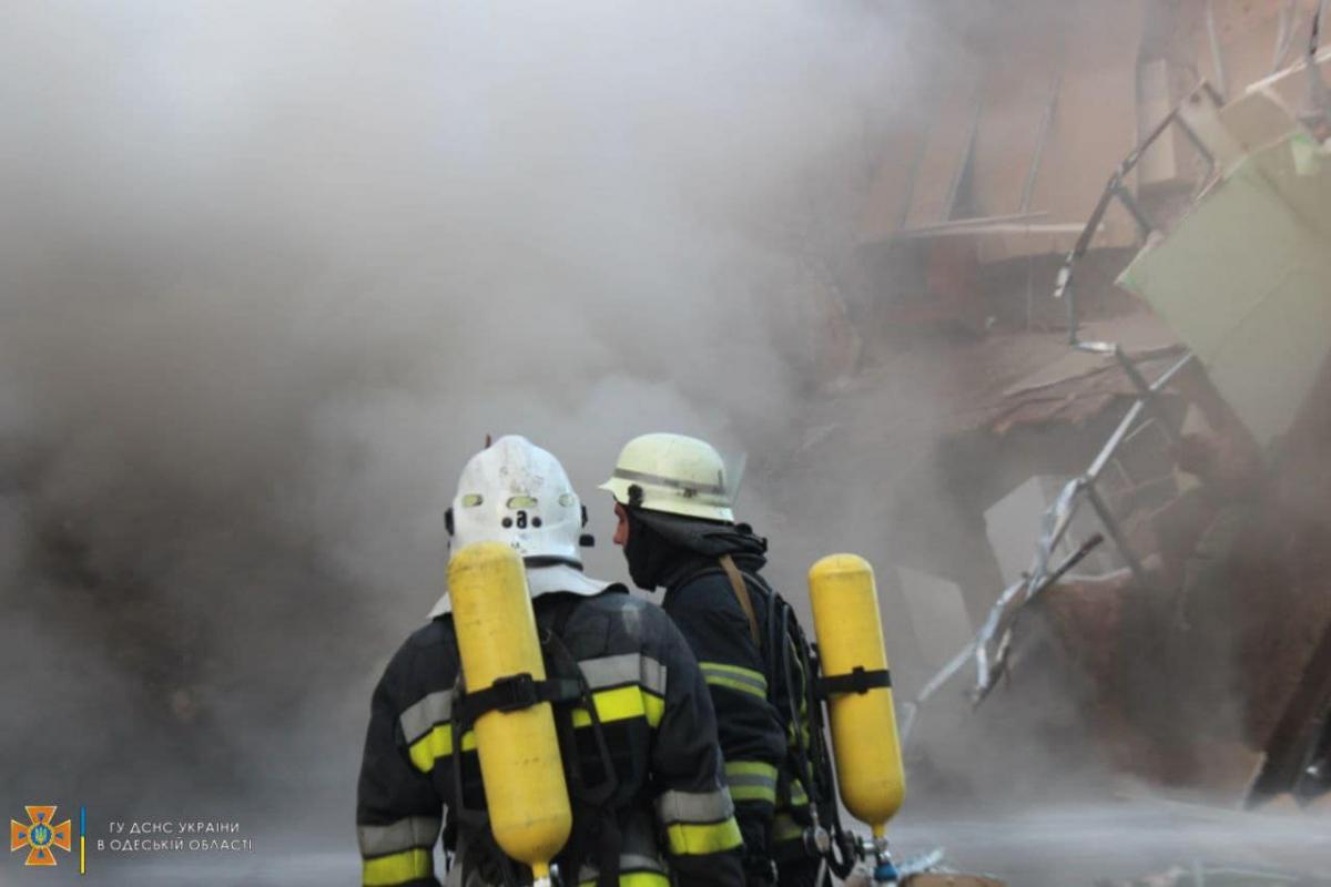 Окупанти влучили ракетою в гуртожиток в Одесі Окупанти влучили ракетою в гуртожиток в Одесі