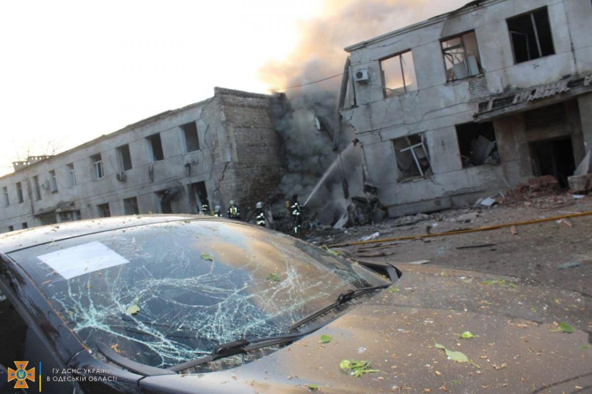 Окупанти влучили ракетою в гуртожиток в Одесі Окупанти влучили ракетою в гуртожиток в Одесі