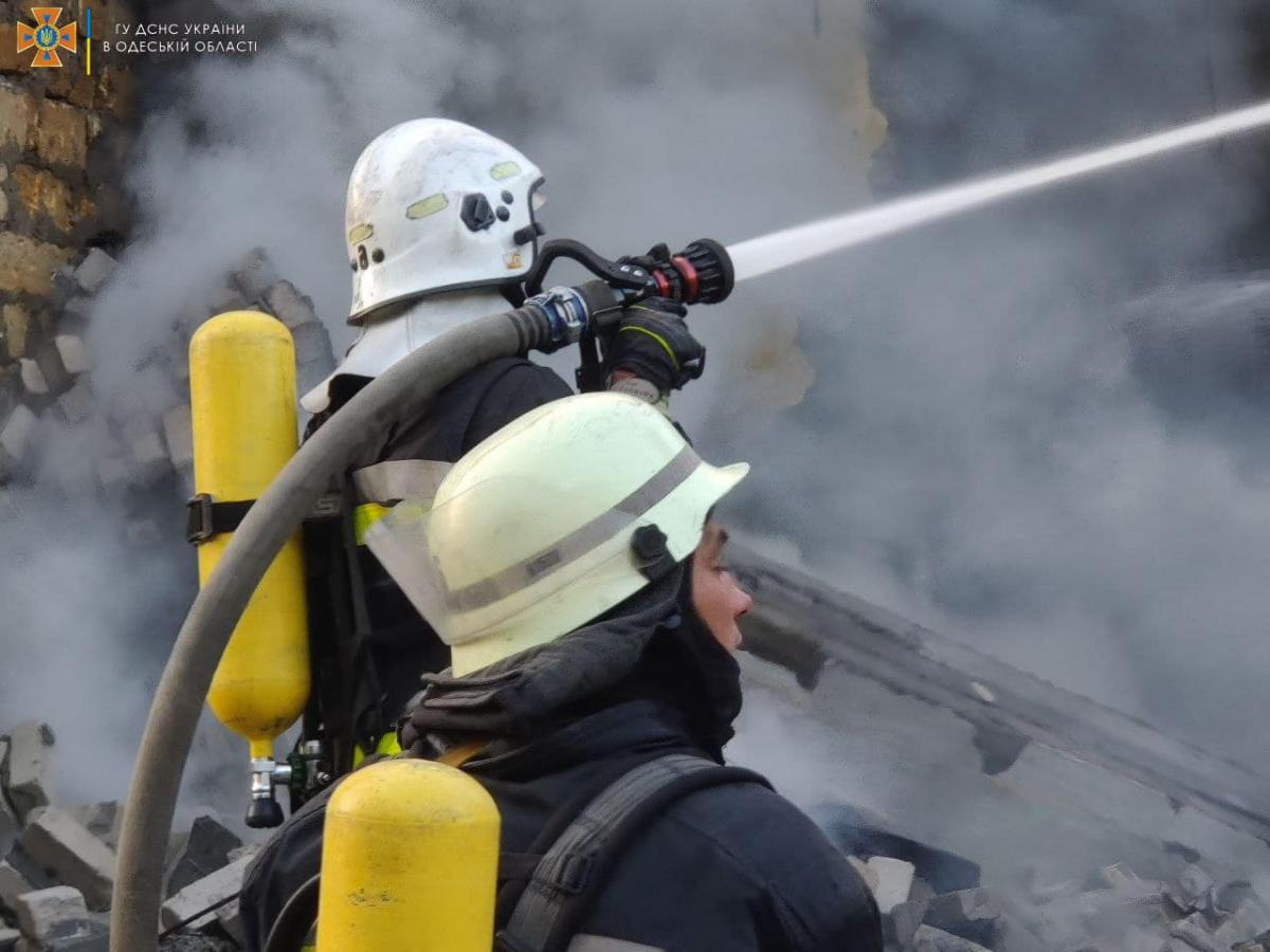 Окупанти влучили ракетою в гуртожиток в Одесі Окупанти влучили ракетою в гуртожиток в Одесі
