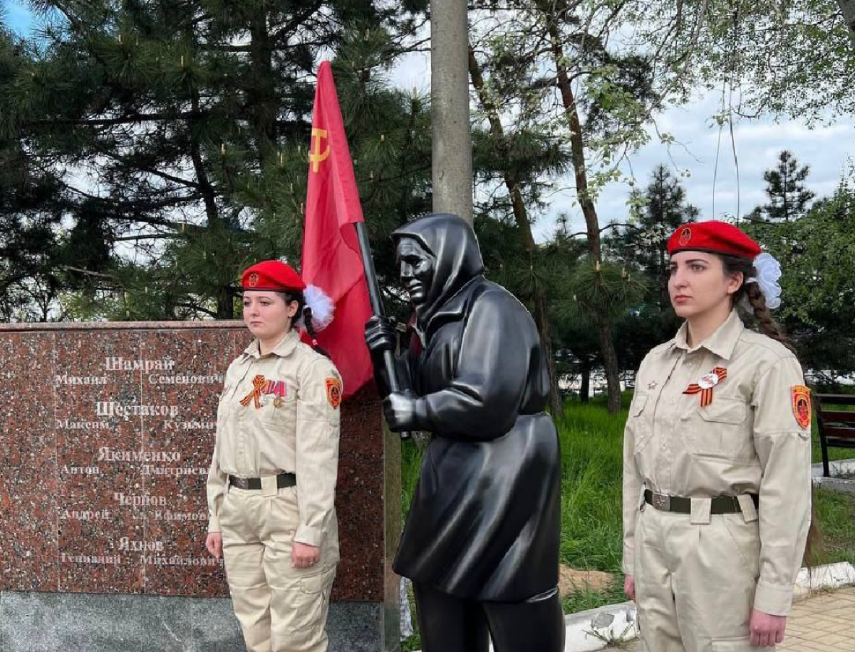 Памятник бабушке в Мариуполе – зачем Россия открыла странный памятник -  Главред