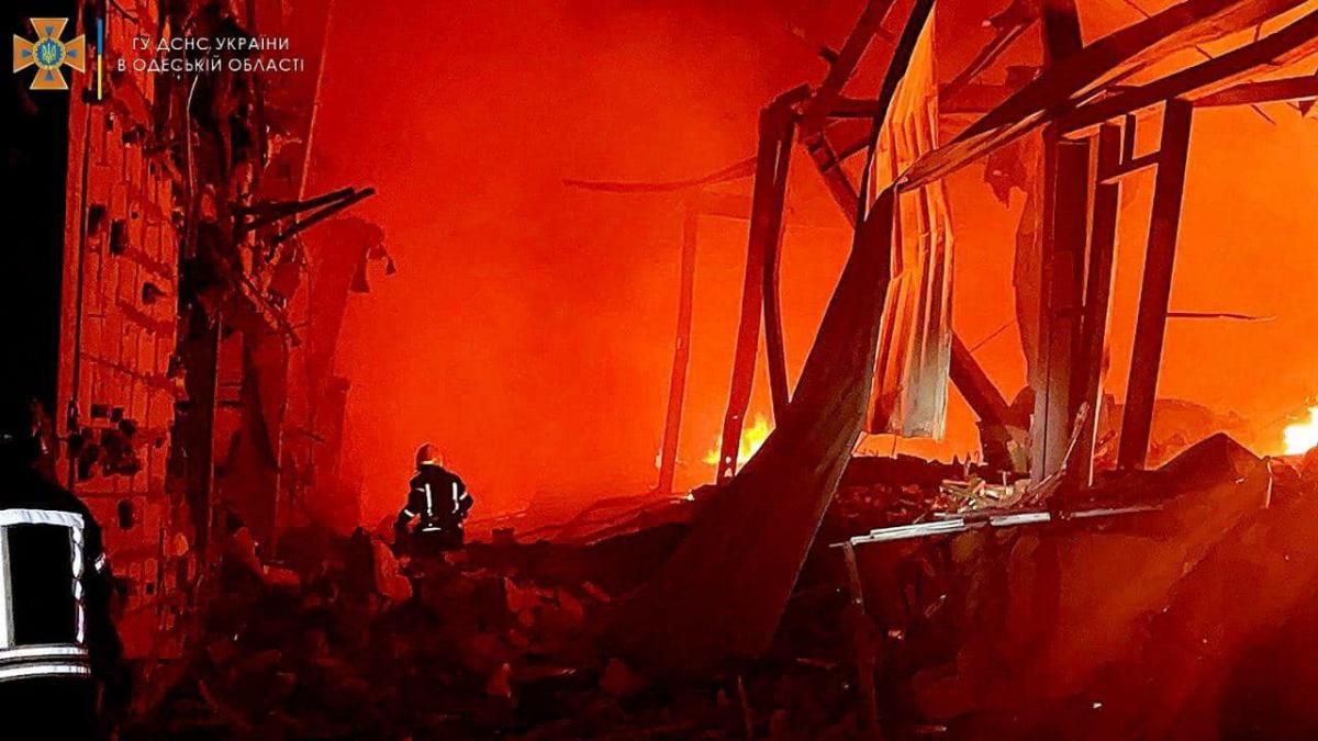 Наслідки ракетного обстрілу Одеси окупантами ввечері 9 травня