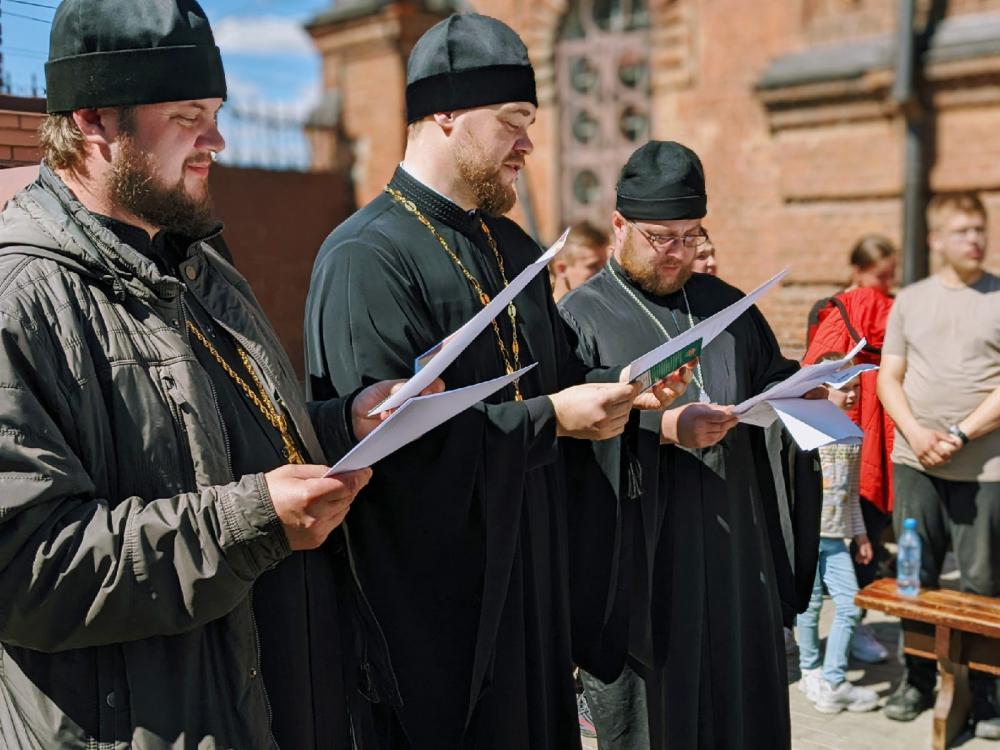 В РФ священники организовали соревнования по сбору автоматов и метанию гранат