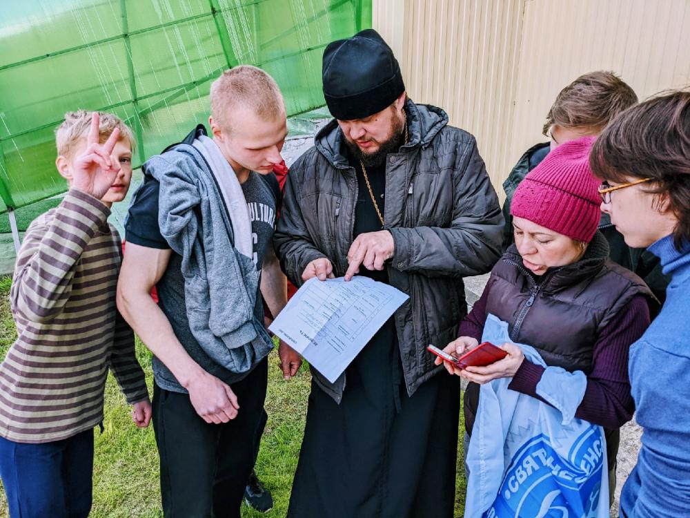 В РФ священники организовали соревнования по сбору автоматов и метанию гранат
