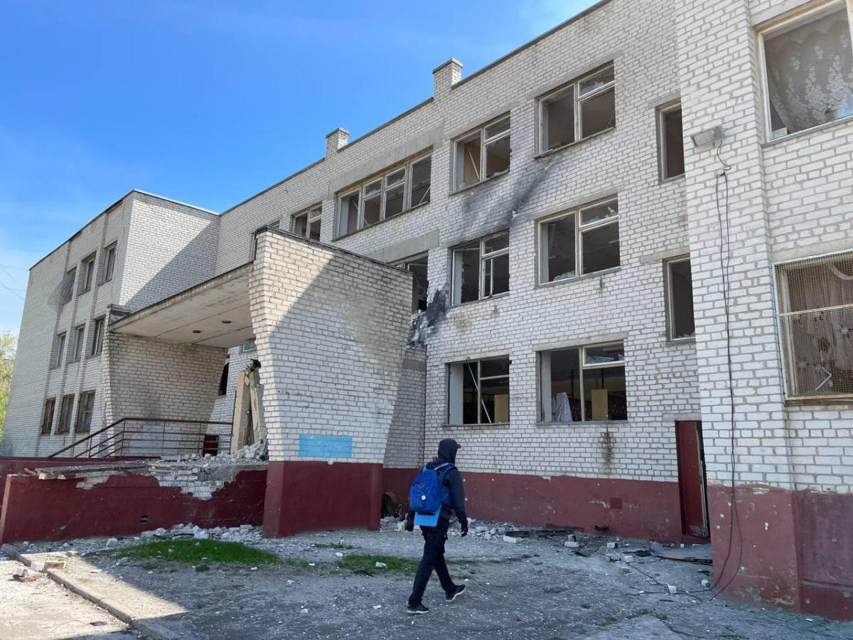 Гайдай показав моторошні фото шкіл у день останнього дзвінка