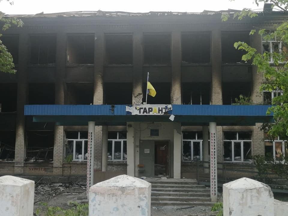 Гайдай показав моторошні фото шкіл у день останнього дзвінка