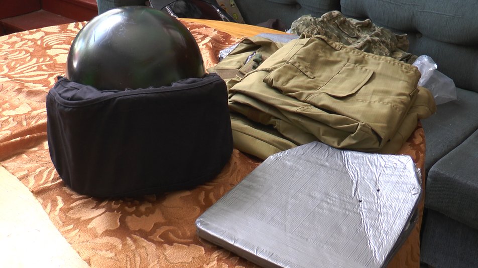 Мати загиблого пілота Тарабалки зайнялася волонтерством і пише сину вірші