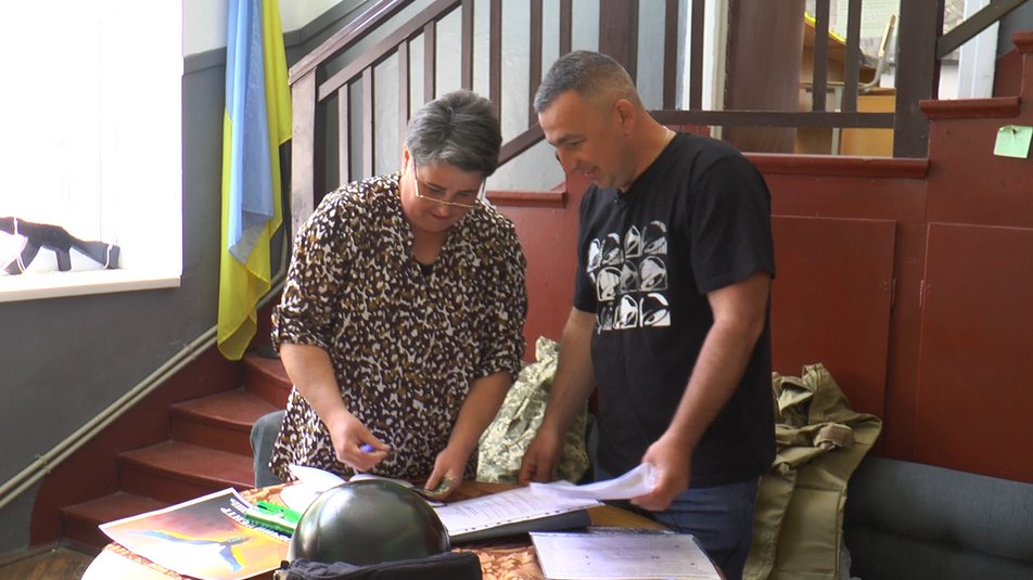 Мати загиблого пілота Тарабалки зайнялася волонтерством і пише сину вірші