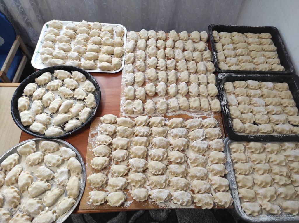 Житель Черкас щотижня робить тисячу вареників для військових на фронті Житель Черкас щотижня робить тисячу вареників для військових на фронті