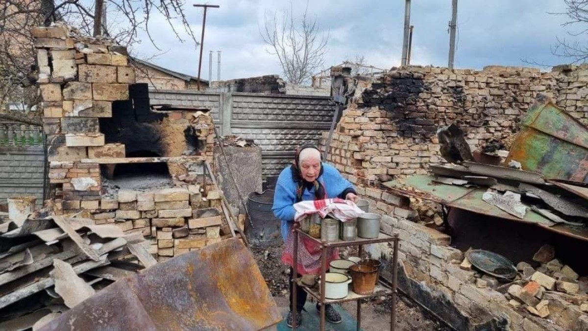 Трогательная история бабушки из Горенки, которая пекла паски на руинах -  Главред