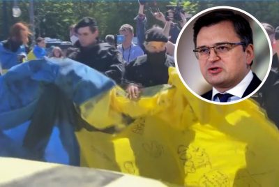 'Большой позор': полиция Берлина отобрала у активистов флаг Украины – в МИД жестко отреагировали