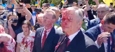 Посла РФ в Польше Андреева облили красной краской – люди кричали 'фашисты', он уехал с полицией