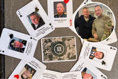 'Поб’ємо карту рашизму': Залужний презентував колоди карт з воєнними злочинцями РФ – фото