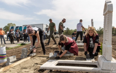 Новий маразм рашистів: у РФ влаштували конкурс з прикрашання могил