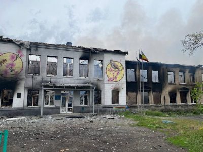 Згоріло все: окупанти обстріляли школу у Авдіївці забороненими фосфорними бомбами