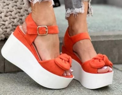 Літнє жіноче взуття 2022: босоніжки та туфлі, які можна носити хоч щодня