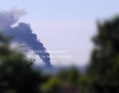 Потужні вибухи та пожежа в Миколаєві, небо затягнуло чорним димом - перші подробиці