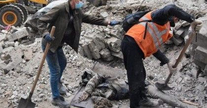 "Психика не выдерживает": в Мариуполе под завалами домов находят много трупов