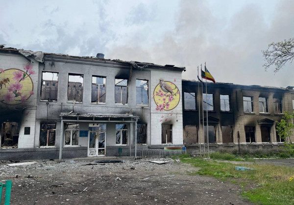 Згоріло все: окупанти обстріляли школу у Авдіївці забороненими фосфорними бомбами