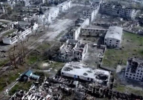 У дворах кладовища, жоден будинок не вцілів: Гайдай показав фото "другого Маріуполя" на Донбасі