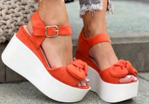 Літнє жіноче взуття 2022: босоніжки та туфлі, які можна носити хоч щодня