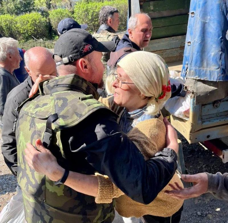 Два місяці були в окупації: жителі села на Харківщині зі сльозами зустрічали захисників України
