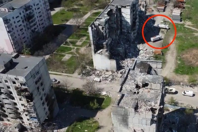 Вантажать трупи в авто, якими привозять гуманітарку: окупанти вивозять з Маріуполя тіла вбитих людей