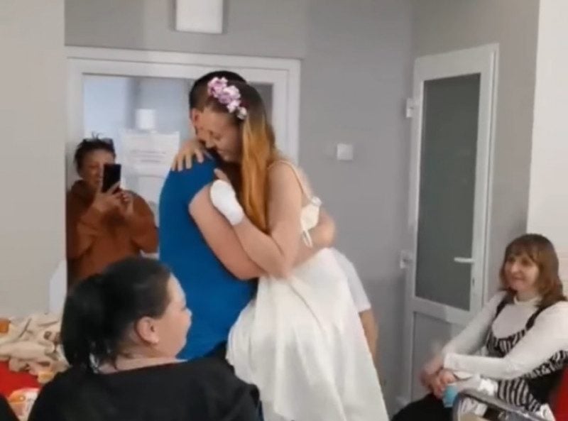 Медсестра из Лисичанска, которая из-за взрыва мины потеряла обе ноги, вышла замуж во Львове