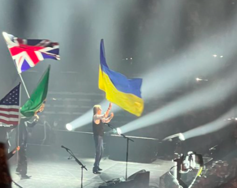 Знаменитый британский певец мощно поддержал Украину перед миллионной публикой