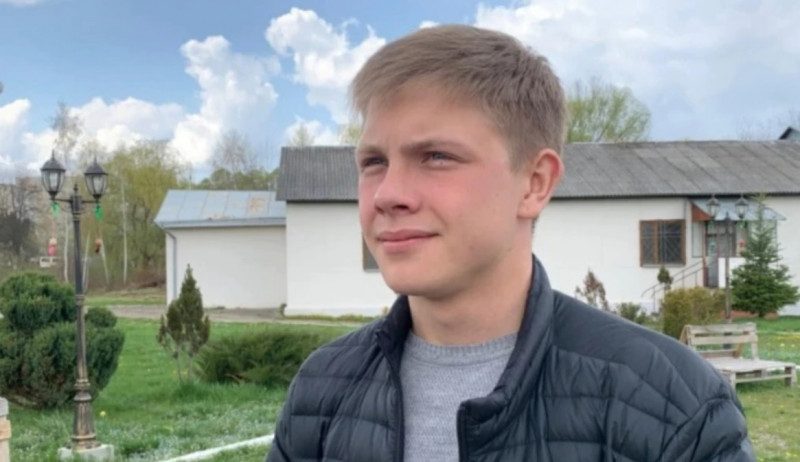 "Умерла на моих глазах": маму 18-летнего Вячеслава изрешетило осколками от вражеского снаряда